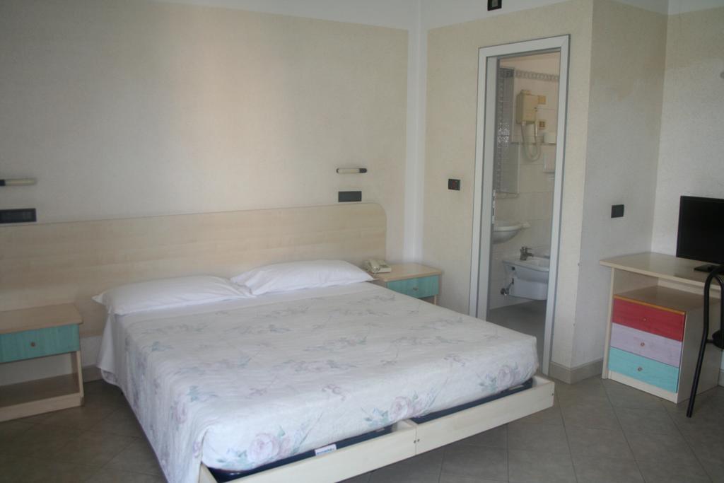 Hotel Saint Tropez Riccione Camera foto