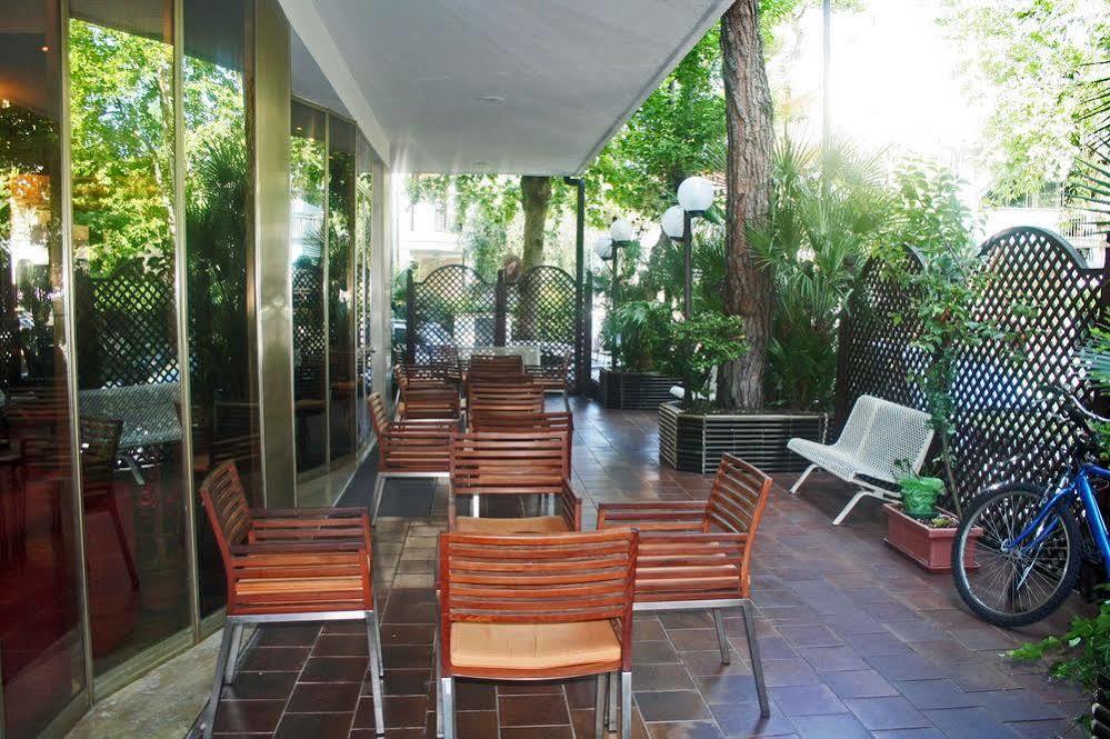 Hotel Saint Tropez Riccione Esterno foto