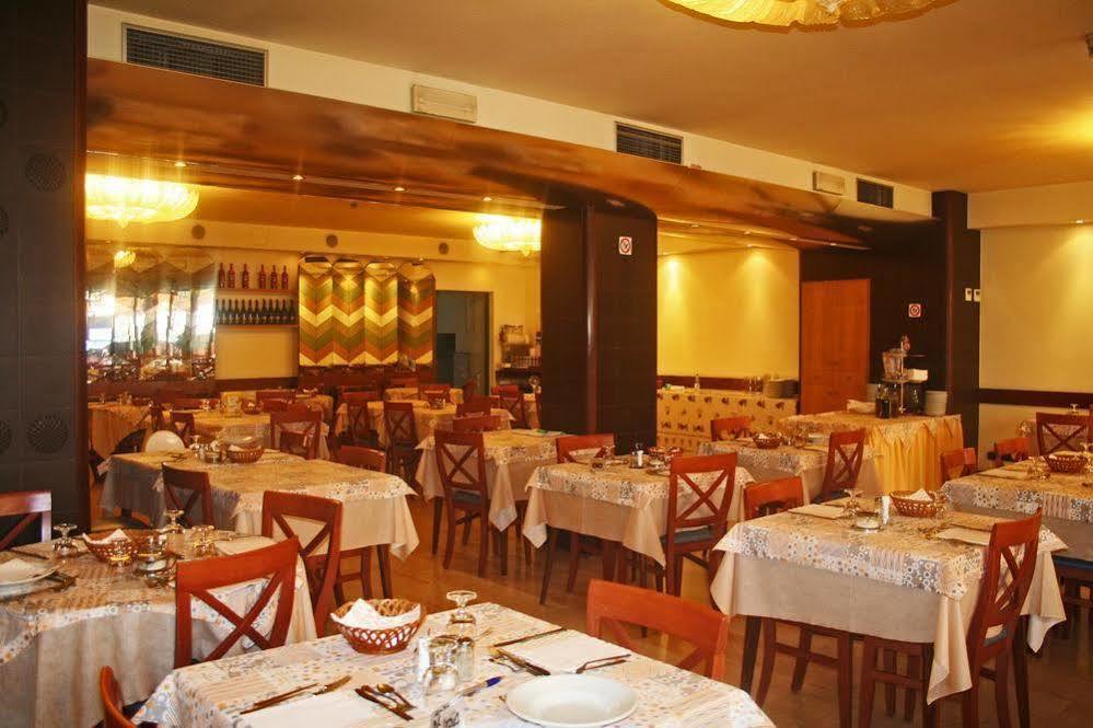 Hotel Saint Tropez Riccione Esterno foto