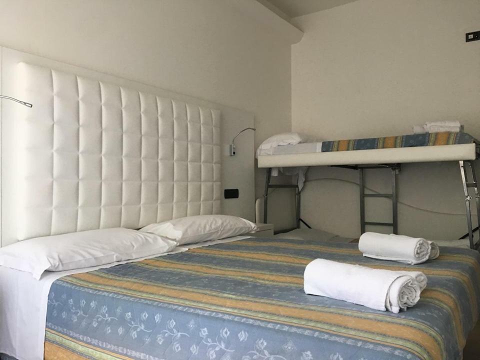 Hotel Saint Tropez Riccione Esterno foto